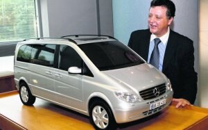 Emilio Titos posa junto a la maqueta de un modelo nuevo de furgoneta en las instalaciones que Mercedes Benz tiene en Vitoria. ::                             FOTOS: EDUARDO ARGOTE