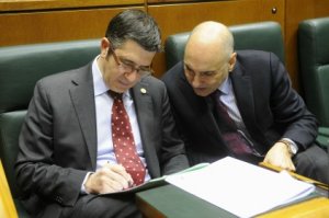 Patxi López y Rodolfo Ares, durante una sesión del Parlamento vasco. ::                             IOSU ONANDIA