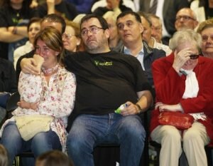Los padres de Arene, emocionados durante la proyección de un montaje fotográfico. /P. Urresti | elcorreo.tv