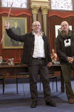 Relevo. Juan Karlos Izagirre alza la makila de alcalde de San Sebastián en presencia de su antecesor, Odón Elorza . ::
EFE