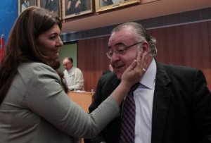Rodríguez recibe la felicitación de su directora de Alcaldía, Arantza González. ::
PEDRO URRESTI