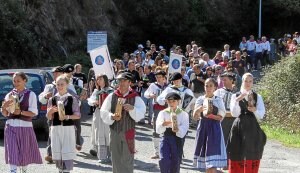 El recorrido de cinco kilómetros estuvo animado por grupos de música y de danza. ::                             JOSÉ MONTES