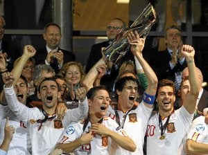 Javi Martínez, capitán de la sub'21, levanta el trofeo y celebra la victoria junto al resto de compañeros.
