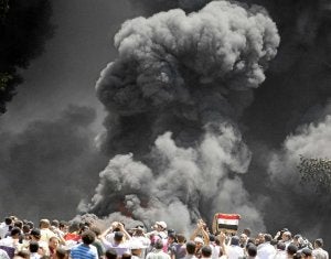 Una gran nube de humo se eleva en los aledaños del Ministerio del Interior egipcio.  ::                                                        REUTERS