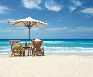La playa es para descansar pero también hay que cuidarla. FOTOLIA
