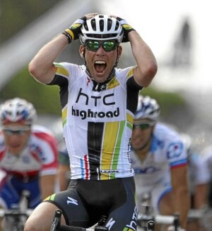 Cavendish se agarra la cabeza tras vencer en el sprint de Chateauroux. ::
EFE