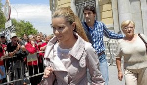 Condenadas. María José Campanario, con su madre y 'Jesulín'. ::                             EFE