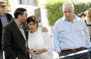 Familia. Los padres de la cantante y su hermano visitaron ayer su domicilio. :: REUTERS/AP/AFP