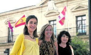 Aitana Hernando, Laura Torres y Maite González a las puertas de su segunda casa. ::
HÉCTOR PÉREZ
