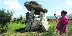 Un hombre fotografía el dolmen de Sorginetxe./B. Castillo
