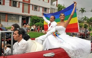 Wendy e Ignacio pasean en un descapotable tras el enlace. ::
EFE