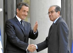 El presidente Sarkozy saluda, ayer, al líder del Consejo Nacional de Transición libio, a quien recibió en el Elíseo. ::                             REUTERS