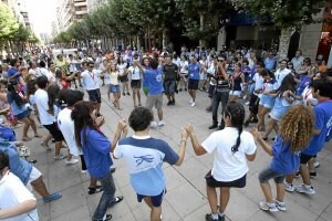 La intención del taller 'Baile con nosotros' es implicar a los espectadores, y eso se consiguió en la zona peatonalizada de la calle La Estación. ::
AVELINO GÓMEZ