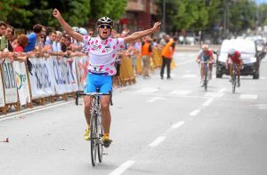 Roade entra ganador en la meta de Logroño, donde finalizaba la Vuelta a La Rioja junior. ::
L. R.