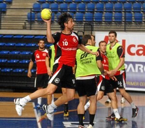 Jorge García Vega efectúa un lanzamiento durante un entrenamiento. ::
ALFREDO IGLESIAS