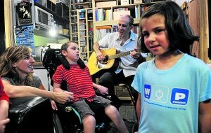 El pequeño Jon escucha a su aita Mikel interpretar una de las canciones durante la edición del disco, junto a su ama, Mentxu, y su hermana María. ::                             FERNANDO GÓMEZ