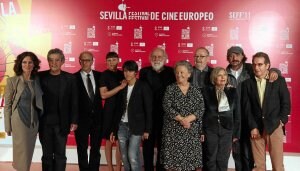 El director y gran parte del cuadro de actores posa antes del estreno de la película, ayer en Sevilla. ::
EFE