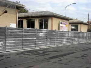 Las antiguas escuelas de San Fausto fueron valladas para proceder a su derribo en octubre.