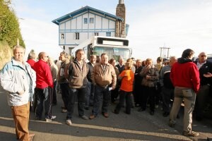 Un centenar de personas se concentraron ayer en la parada de La Reineta. ::
PEDRO URRESTI