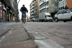 Ciclista circula por la acera. ::                         E. C.