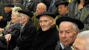 Orgullo. Celestino Onandia, en el centro, suma 94 años y es natural de Gallarta. ::
FERNANDO GÓMEZ