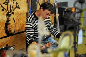 Uno de los artesanos exhibe su trabajo del soplado de vidrio en la Euskal Denda. ::
BORJA AGUDO