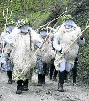 El Kezka celebra en carnavales las 'Koko-dantzak. ::
FELIPE LOIOLA