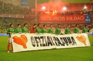 El equipo titular portó la habitual pancarta que reivindica la oficialidad del combinado tricolor.