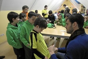 El central firma autógrafos en las camisetas de las jóvenes promesas. ::
JORDI ALEMANY
