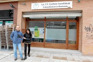 La asociación de Lakuabizkarra e Ibaiondo lleva una década en su sede de la calle Pamplona./B. Castillo