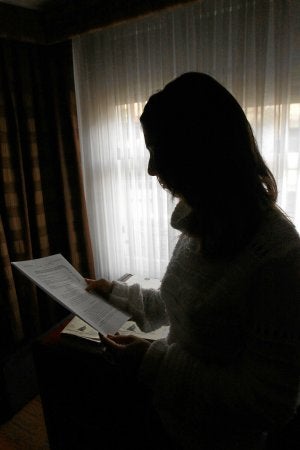 Ainara, con la sentencia que restablece su honor./ Mitxel Atrio