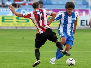 Aridane trata de desbordar a un jugador del Zamora. ::
B. CASTILLO