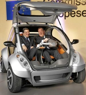 El presidente Durao Barroso prueba el vehículo con Jesus Echave, presidente de Hiriko. :: REUTERS