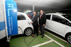 Xabier Garmendia y Asier Abaunza cargan de energía eléctrica una de las unidades aparcadas en La Alhóndiga. :: Pedro Urresti
