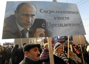 Casi 60.000 personas se movilizaron ayer en San Petersburgo en apoyo de la candidatura del actual primer ministro . ::                         REUTERS