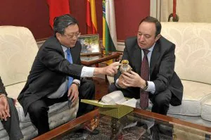 El embajador de China en España, Zhu Bangzao, se reunió ayer con el presidente Sanz. ::
G. R.