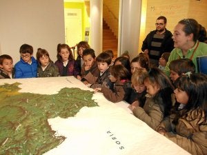 Los escolares, durante la visita al Museo de la Verdura. ::
F. D.