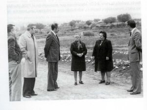 José María Adán charla con dos mujeres en La Barranca; a su lado, con gabardina, Carlos Bonet. ::
IER