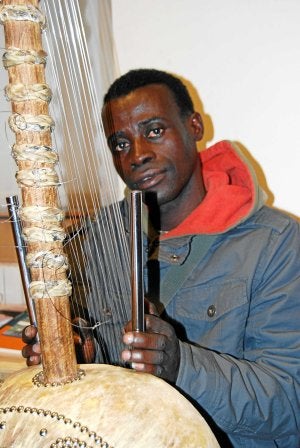 «Cuando toco la kora, me siento en casa», explica./ Laura Caorsi