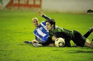 Alain Barrón pelea por un balón con un contrario en el encuentro disputado en Las Llanas ante el Alavés. ::
IOSU ONAINDIA