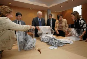 Comienzo del recuento del voto emigrante en Asturias. ::                         EFE