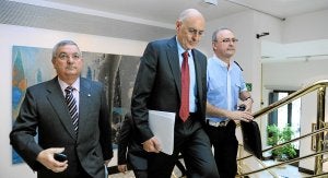 Ares, flanqueado por el viceconsejero Buen y el jefe de la Ertzaintza José Antonio Varela, el jueves en el Parlamento vasco./ I. Aizpuru