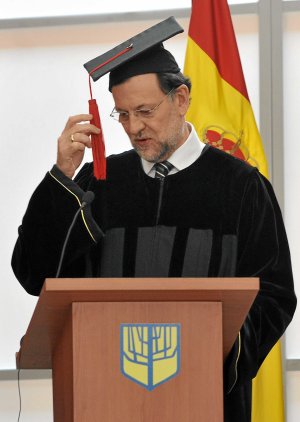 Mariano Rajoy fue investido ayer doctor honoris causa por la Universidad Sergio Arboleda, en Bogotá. ::                         AFP