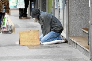 Un hombre pide en una calle de Vitoria./ Eduardo Argote