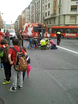 El ciclista fue atendido por una ambulancia en Autonomía. / F. J. Pérez