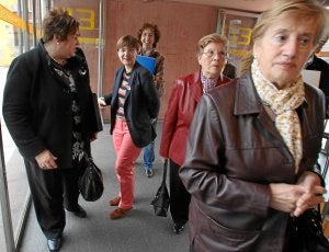 Las viudas se reunieron ayer en Durango, en una jornada en la que participó Zabaleta. ::                         TELEPRESS