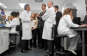 El Príncipe, en un momento de la visita a los laboratorios. ::
FERNANDO GÓMEZ