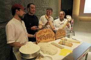 La presentación de la nueva marca incluyó una cata de panes en La Alhóndiga. /L. Ángel Gómez