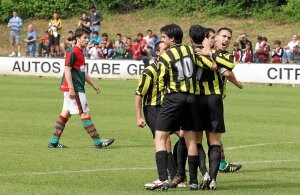 Jugadores del Getxo celebran ayer uno de los cuatro goles que marcaron al Apurtuarte. ::
JORDI ALEMANY