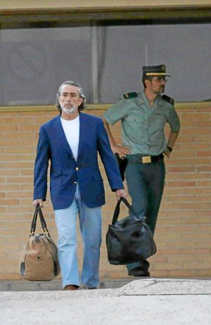 Correa sale de la prisión de Soto del Real en la que se encontraba desde febrero de 2009./ Efe